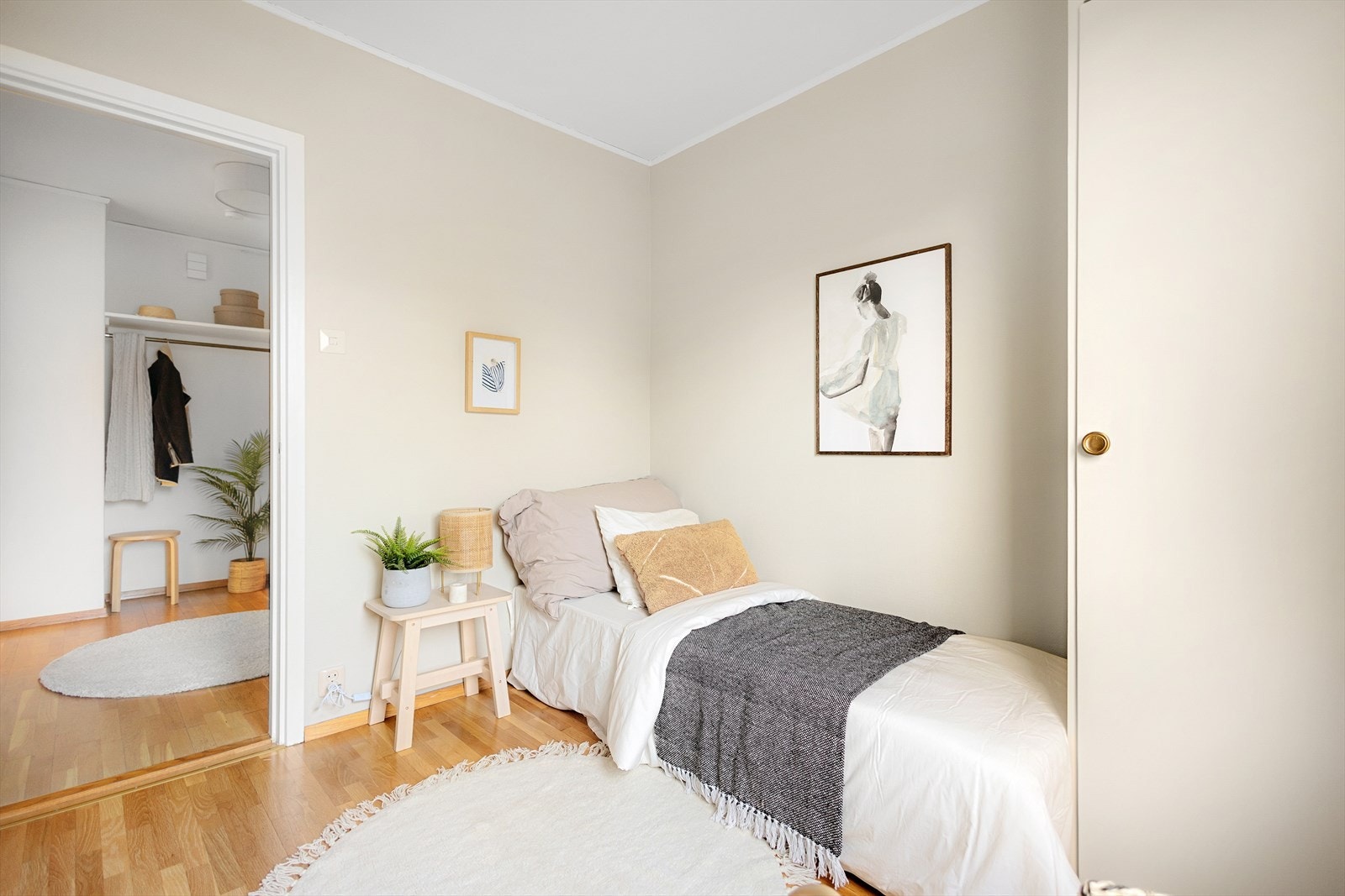 Soverommet er malt i lyse og tidsriktige farger. Galleribilde