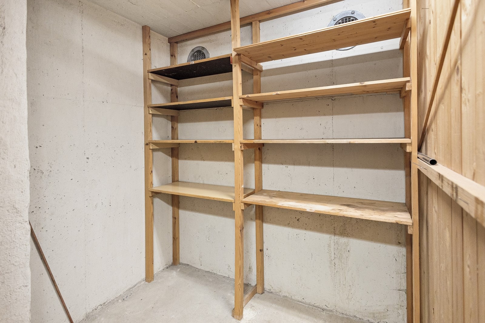 Solid trehylleløsning gir god lagringskapasitet i boden. Galleribilde