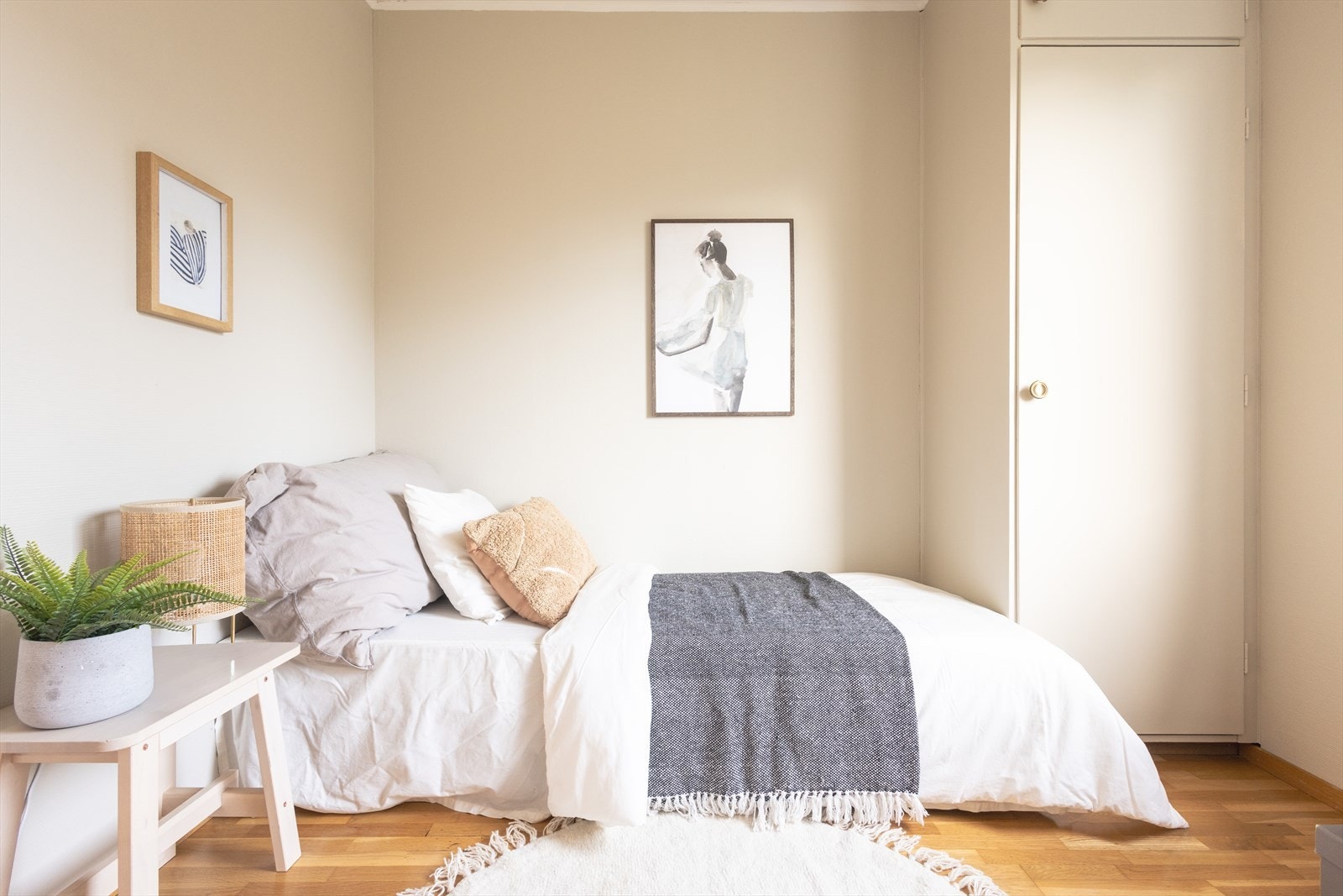 Soverommet er innredet med et praktisk plassbygd garderobeskap. Galleribilde