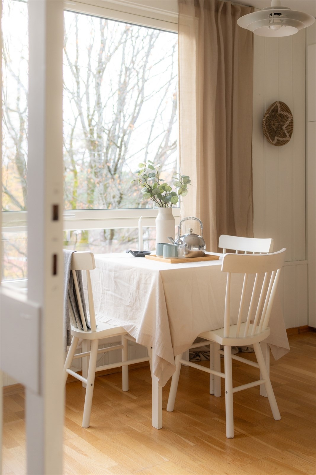 Store vinduer ved spiseplassen gir rikelig med naturlig lysinnslipp. Galleribilde