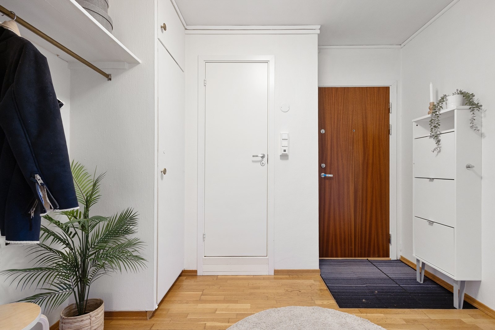 Hvitmalte vegger og parkettgulv gir et rent og ryddig inntrykk. Galleribilde