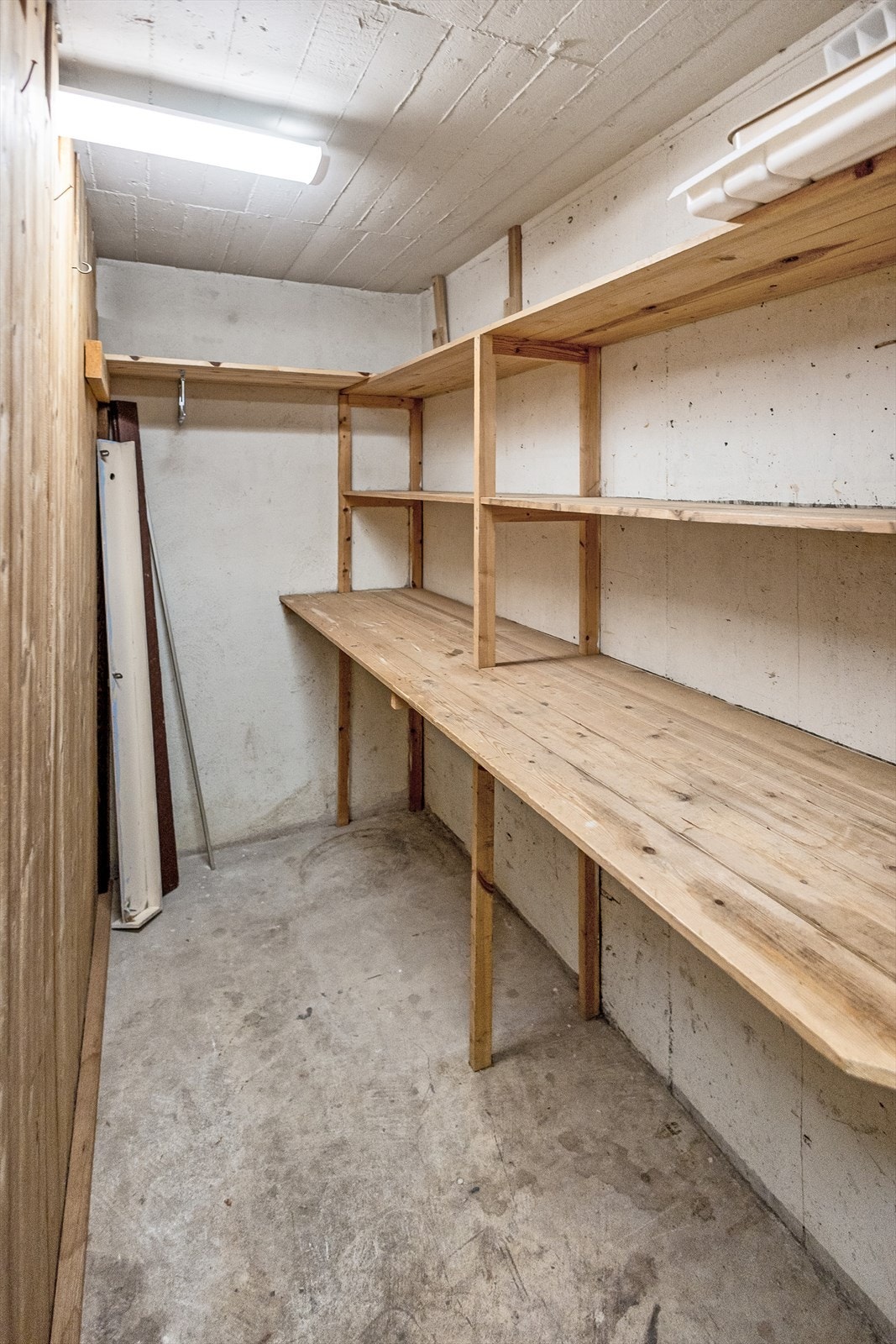 Lang arbeidsbenk og hyller gir praktisk oppbevaringsplass. Galleribilde