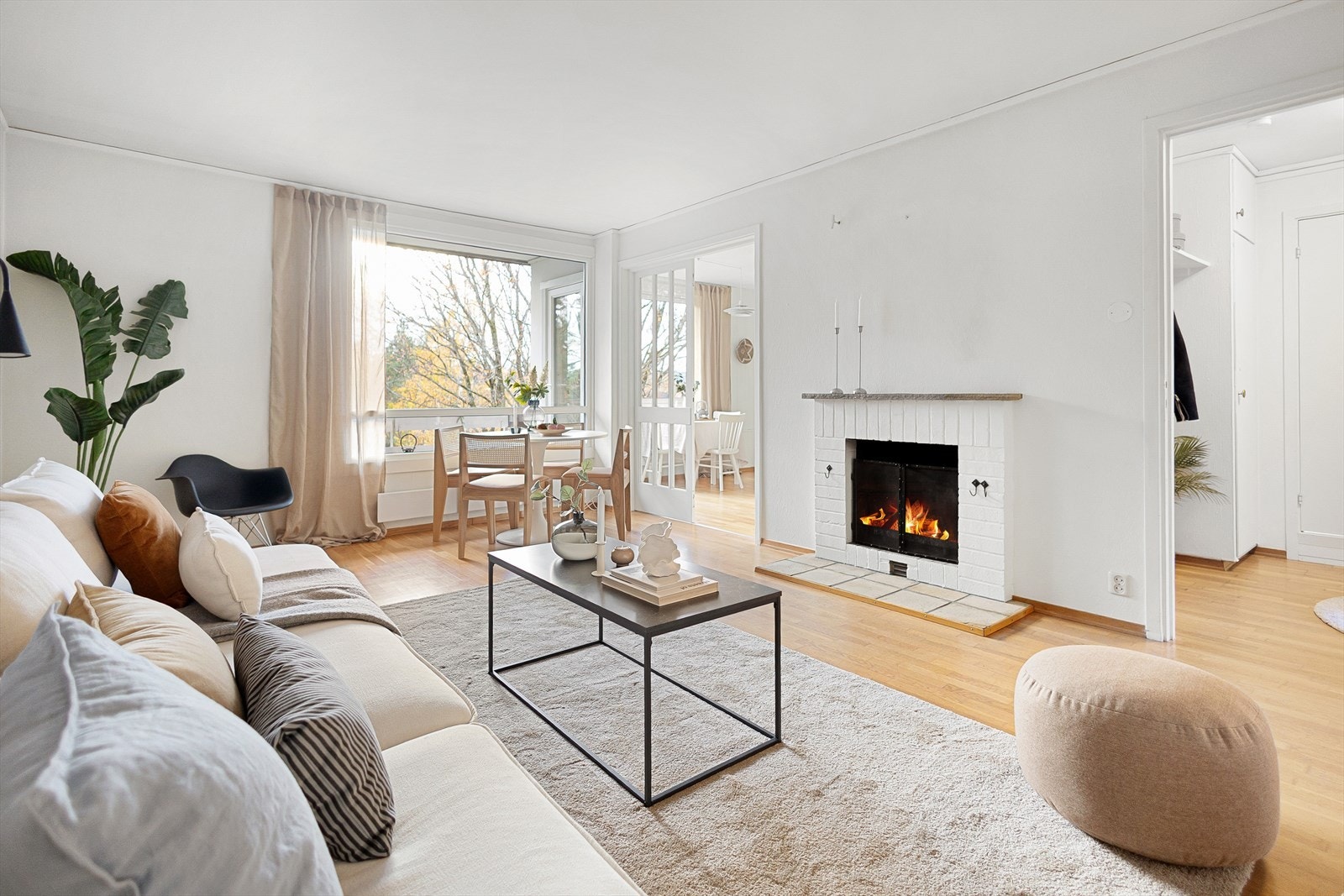 Leiligheten har en lys og luftig stue med gode møbleringsmuligheter. Galleribilde