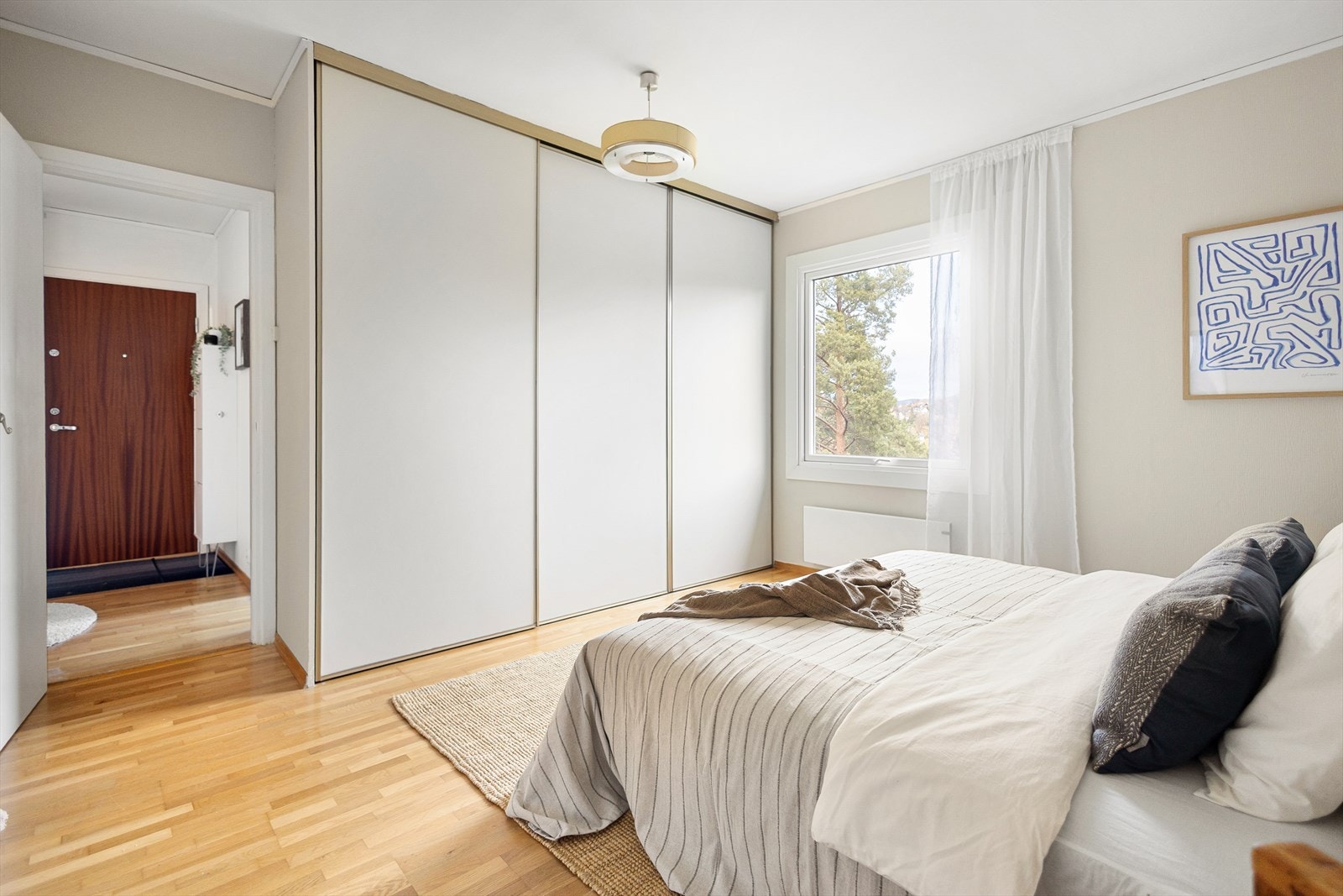 Praktisk skyvedørsgarderobe gir effektiv oppbevaring og maksimal utnyttelse av rommet. Galleribilde