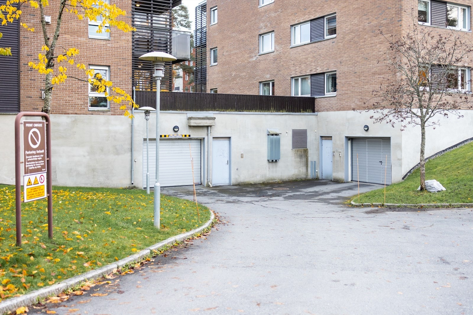 Rett over veien for leiligheten er det et garasjeanlegg, leiligheten har en garasjeplass i dette garasjeanlegget. Galleribilde