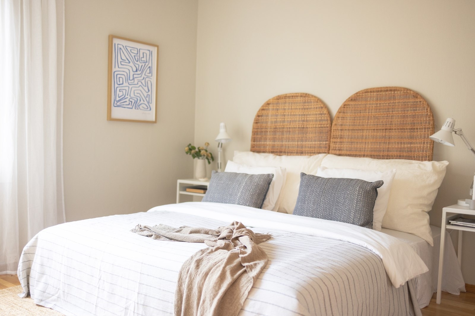 Hovedsoverommet har god plass til dobbeltseng, nattbord, skrivebord eller lignende møbler etter behov. Galleribilde