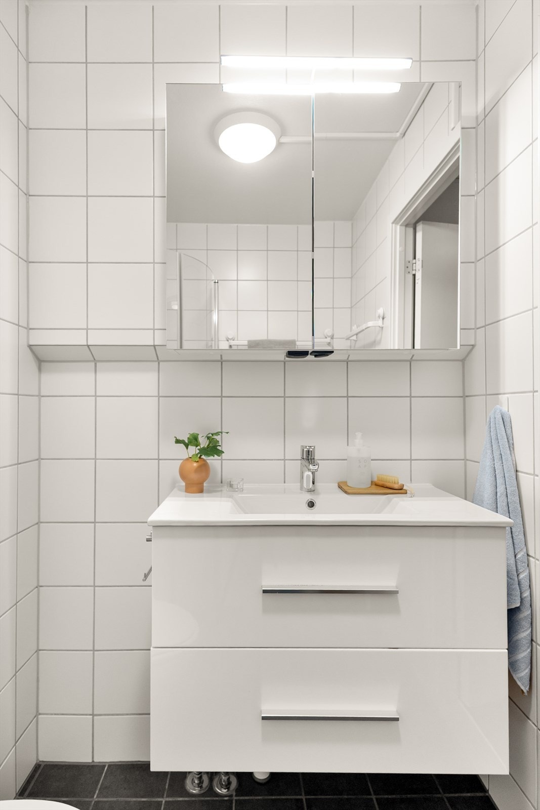 Det er opplegg for vaskemaskin og tørketrommel på badet. Galleribilde