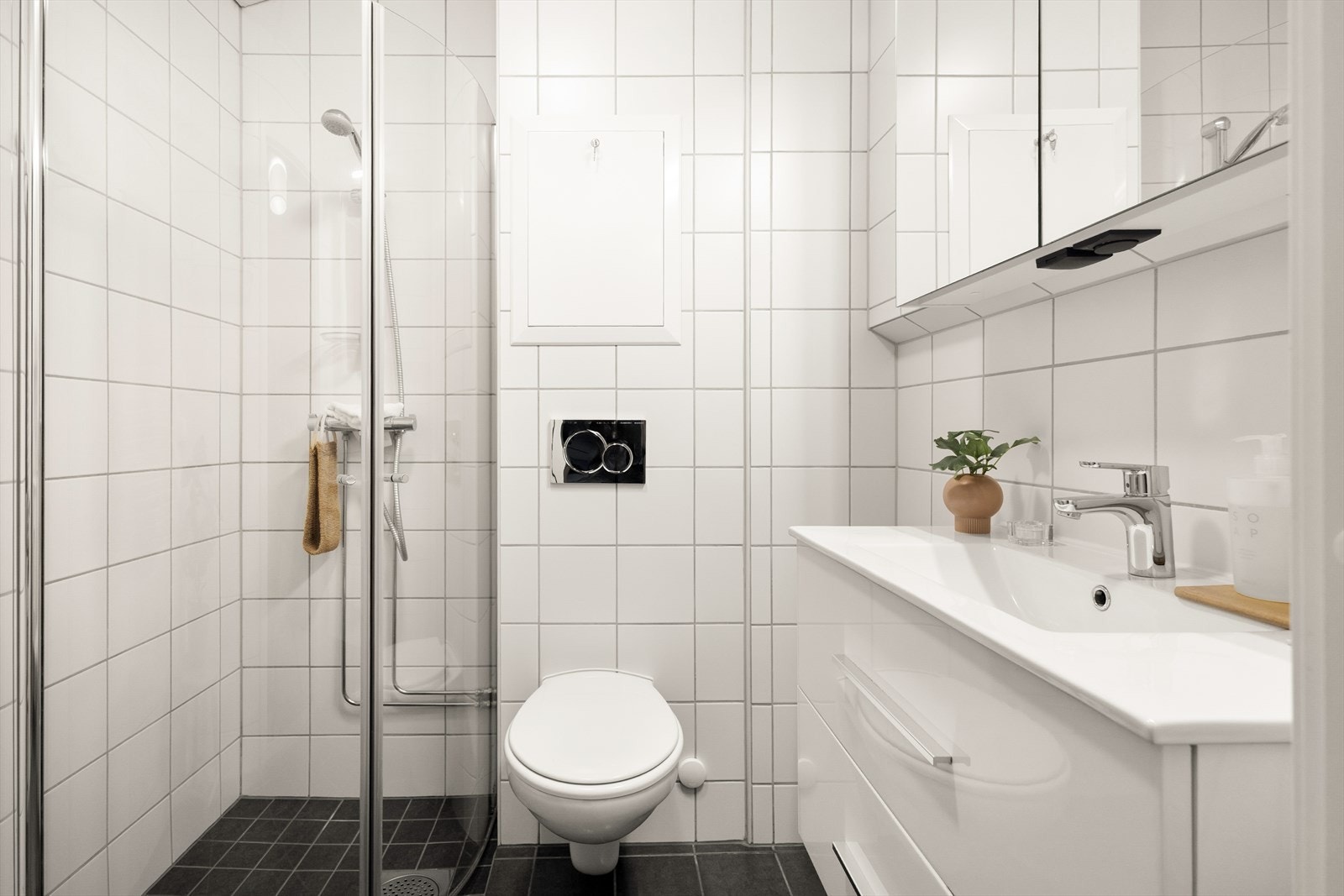 Lyst og pen bad med flislagte overflater og varmekabler i gulv. Badet ble pusset opp i 2016. Galleribilde