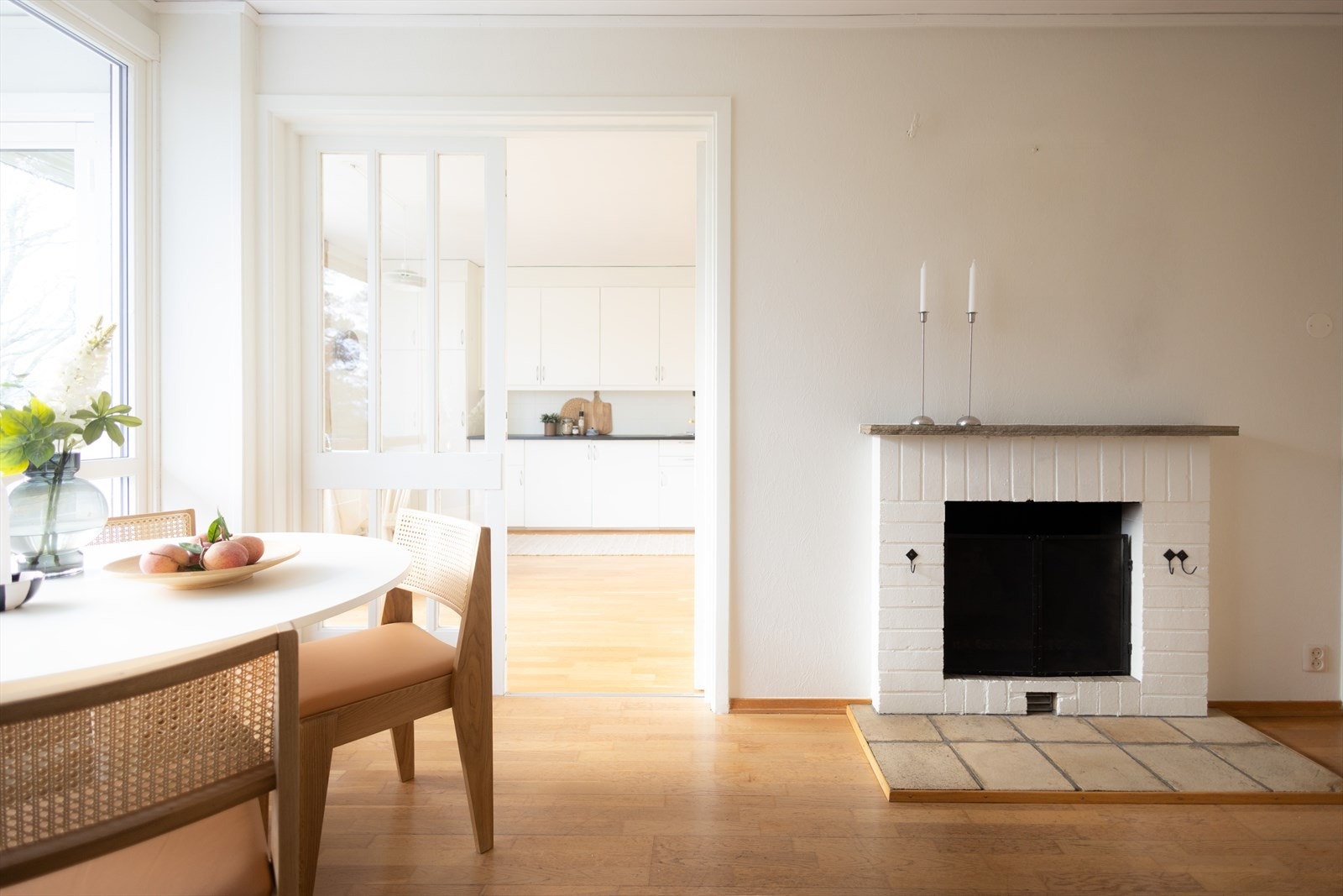 I stuen finner du en åpen peis som bidrar til en lun og varm atmosfære på kjølige dager. Galleribilde