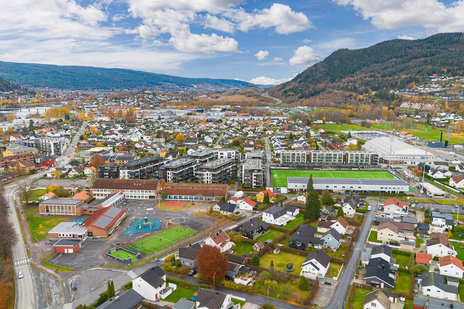 Fra eiendommen er det ca. 700 meter til Mjøndalen barneskole. For elever i ungdomstrinnene tar det 2 minutter å sykle til Veiavangen ungdomsskole. Galleribilde