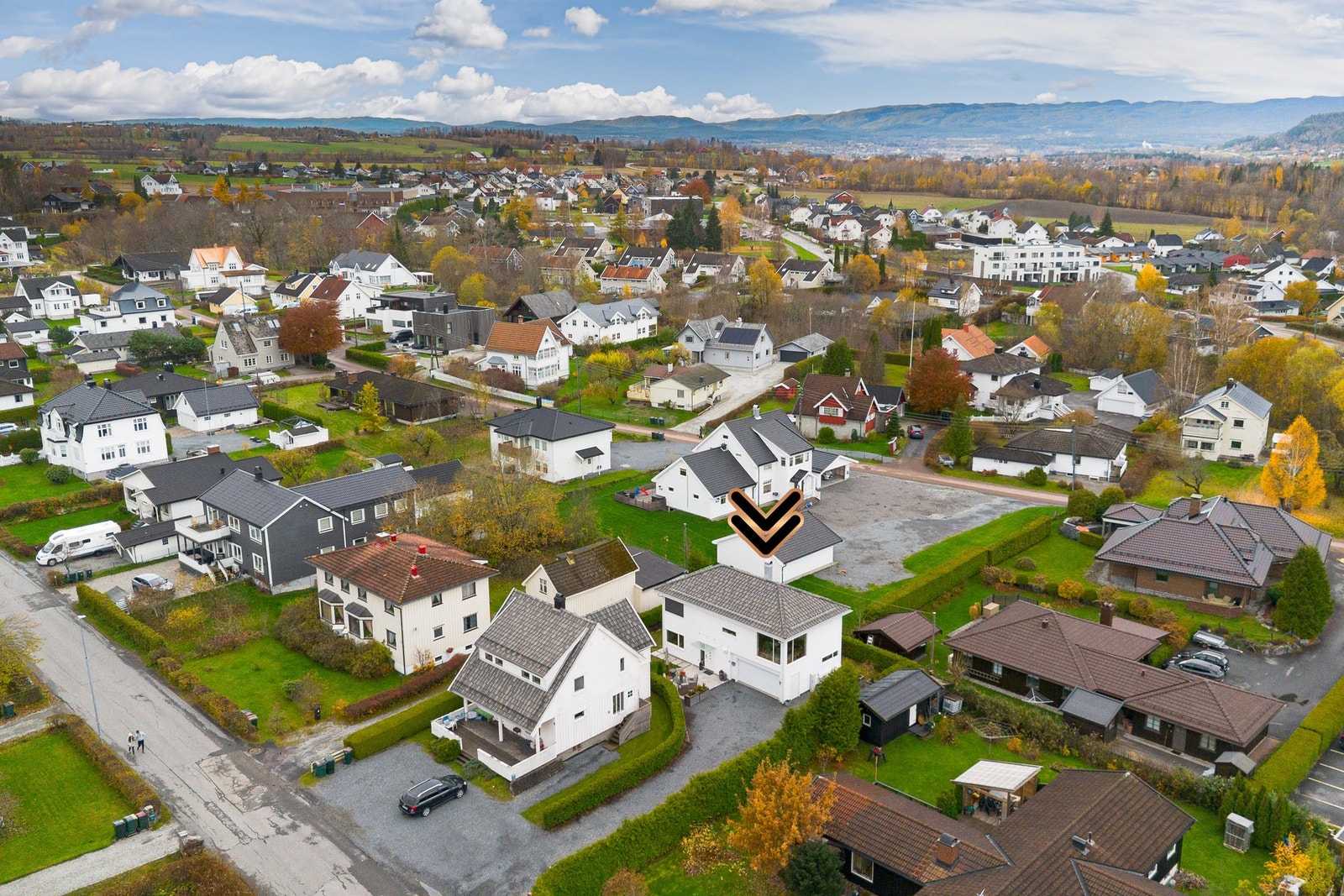 I tillegg til garasjen er det gode parkeringsmuligheter i grusbelagt gårdsplass. Galleribilde