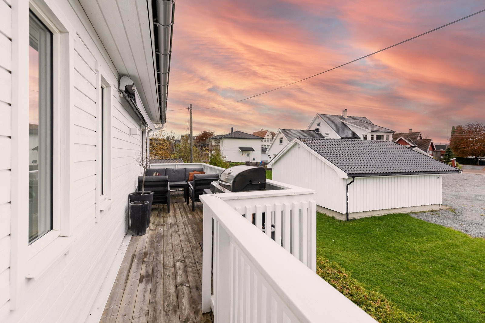 På terrassen er det god plass til utemøblement, grill m.m. Galleribilde