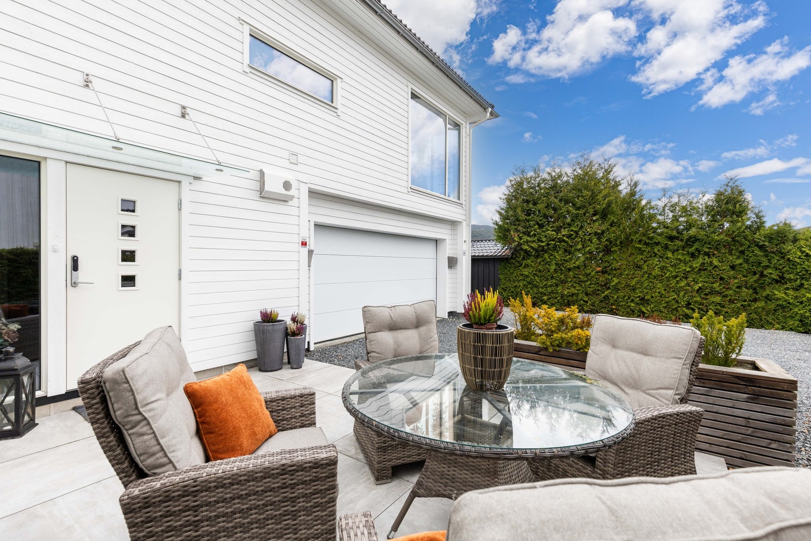 Foran inngangsdøren er det etablert en pen flislagt platting med 80x80 cm flis. Galleribilde