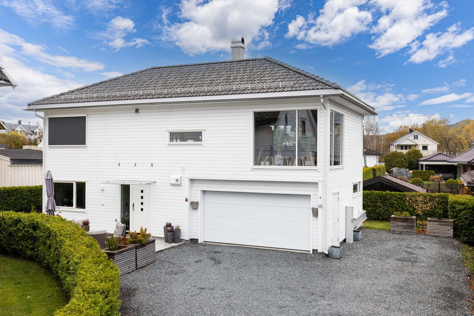 Den integrerte garasjen på 33 kvm byr på rikelig plass til både parkering og lagring. Galleribilde