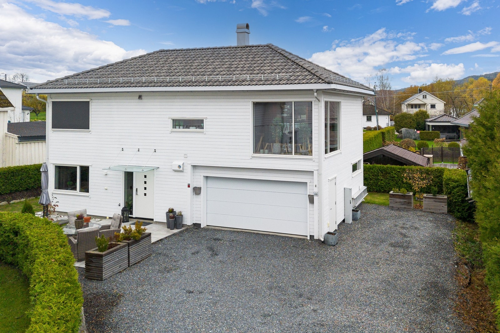 Boligen har integrert garasje, solrik hage og fine uteplasser. Det er kort vei til både barnehage, barneskole og ungdomsskole. Galleribilde