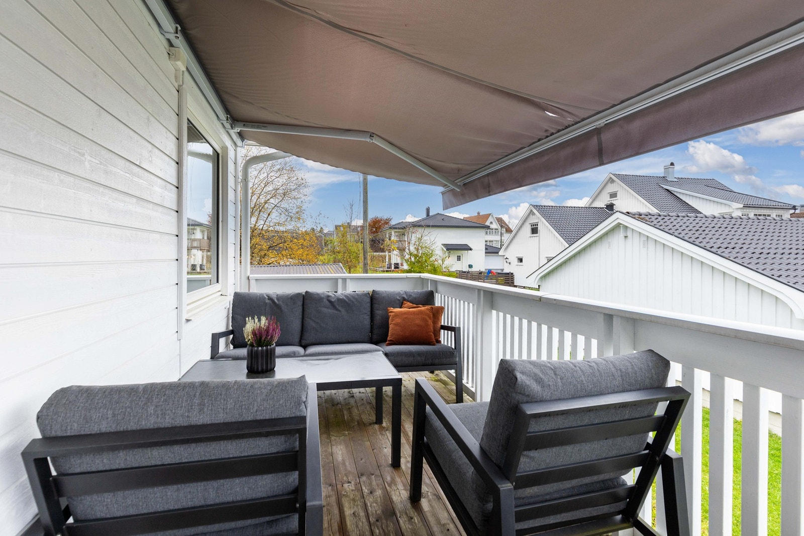 Det er montert en elektrisk markise som gir skygge på solfylte dager. Galleribilde