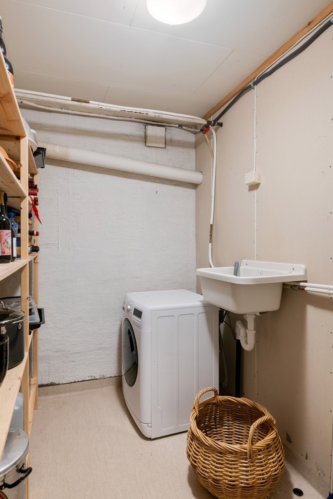 Meget praktisk vaskerom med god plass til ytterligere oppbevaring. Galleribilde