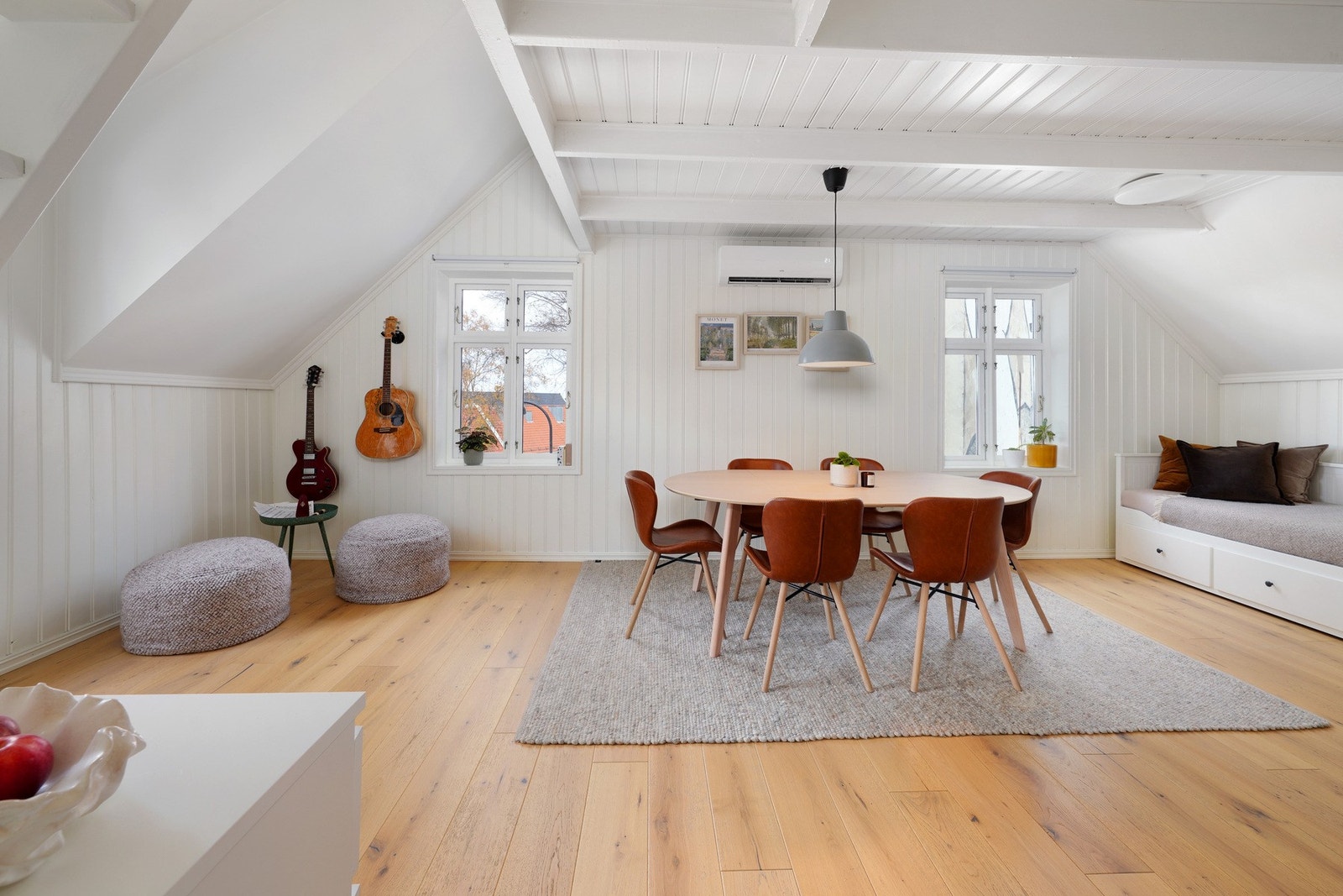 I stuen er det god plass til sofa, tv m/benk og godstol. Galleribilde