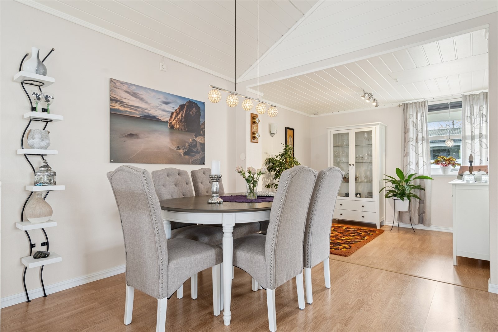 Innerst i spisestuen var det opprinnelig tegnet inn et soverom. Dette kan tilbakeføres med enkle grep. Galleribilde