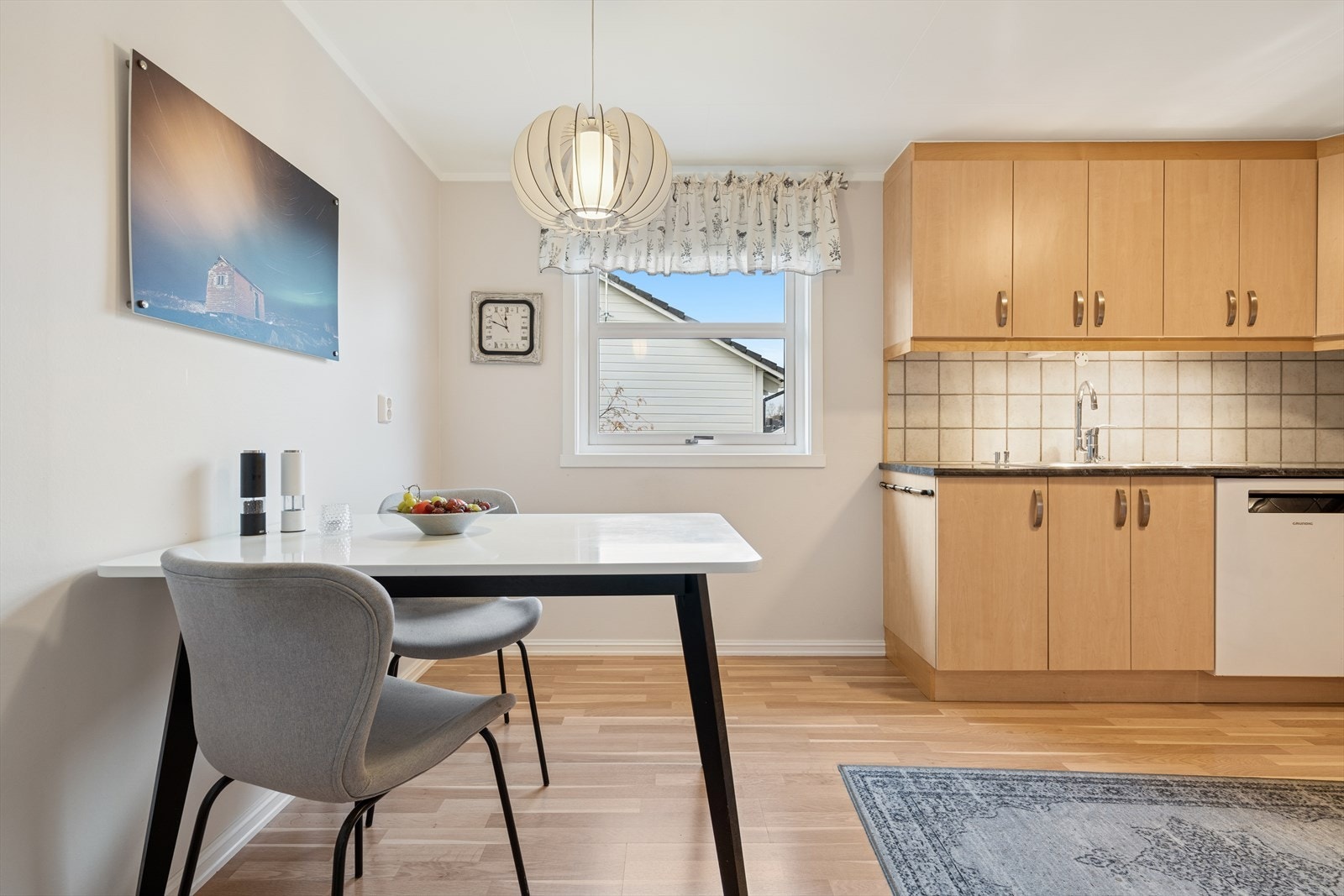 Kjøkkenet er lyst og har plass for frittstående komfyr, oppvaskmaskin og kjøl/frys. Galleribilde