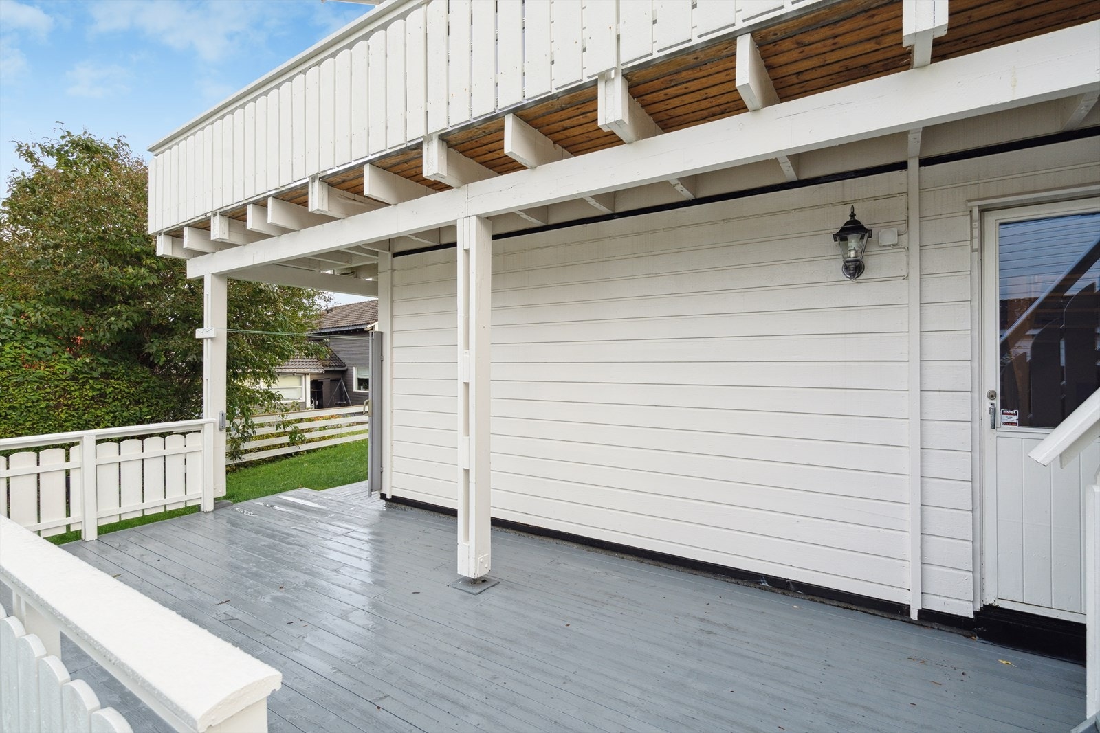 Det er også etablert terrasse ved underetasjen. Galleribilde