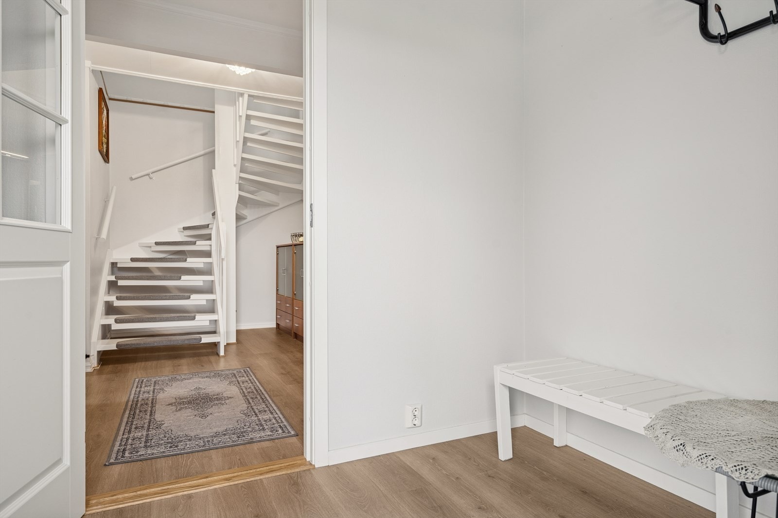 Rom innredet som entré i underetasje. NB! Opprinnelig tegnet inn som bod. Rommet er ikke omsøkt eller godkjent til dagens bruk. Galleribilde