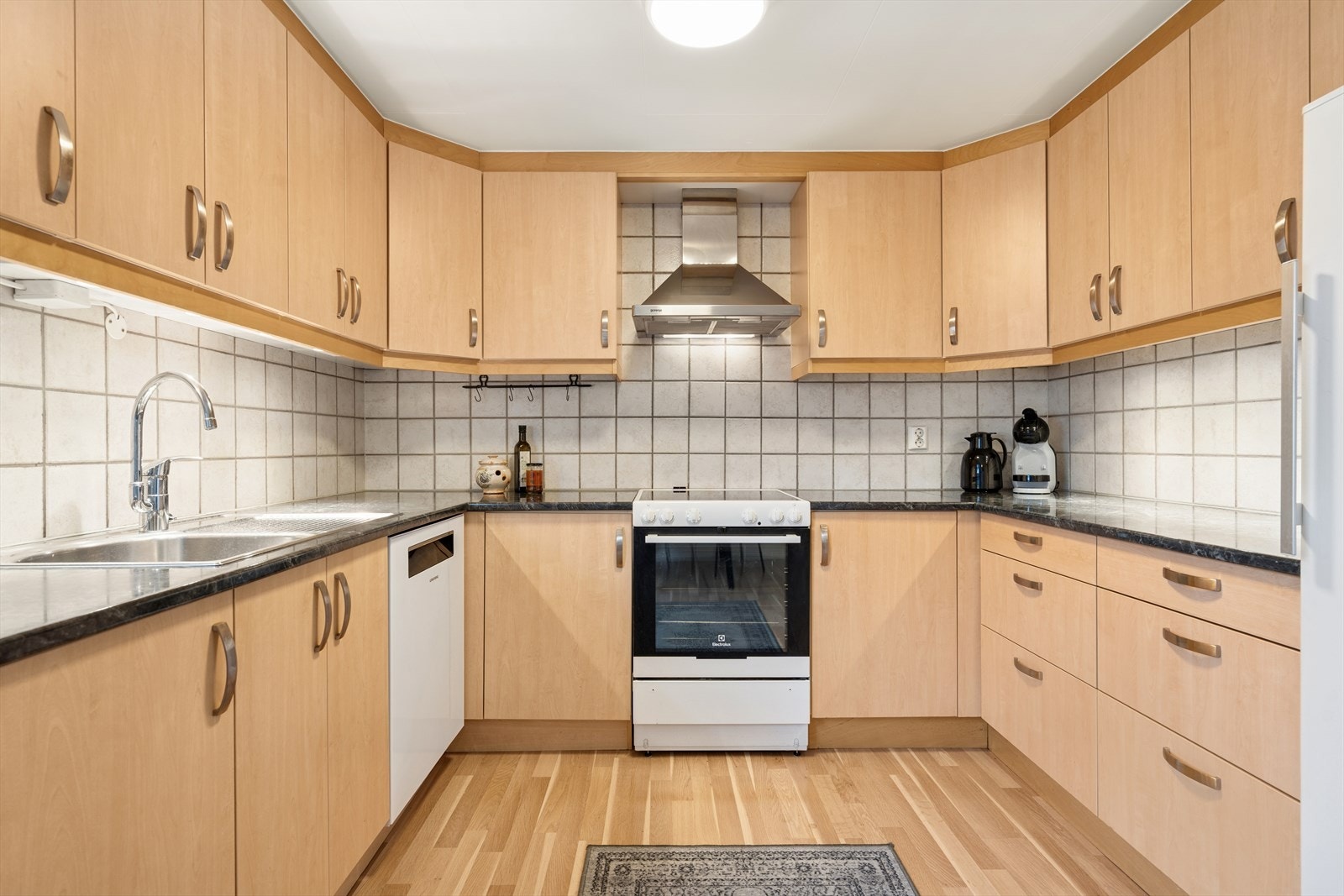 Her har en alt en måtte trenge av både skap-, skuff- og benkeplass. Galleribilde