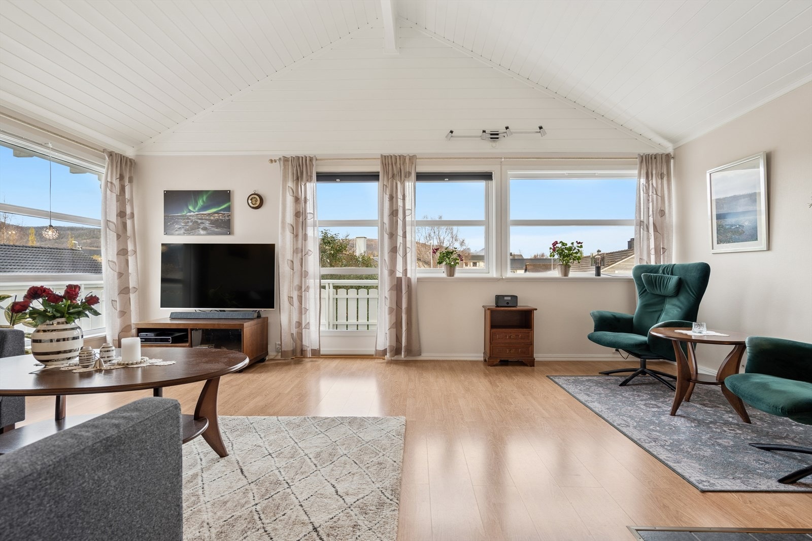 Vi beveger oss videre inn i en lys og innbydende stue. Galleribilde