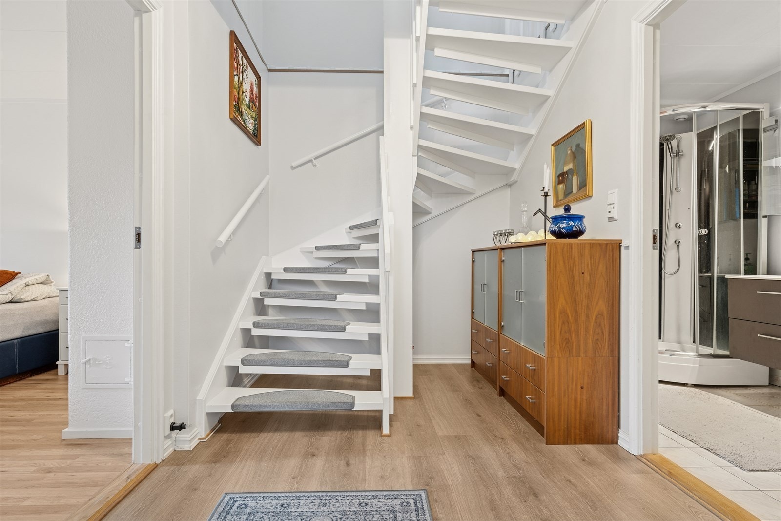 Vi tar trappa og beveger oss ned i underetasjen. Galleribilde