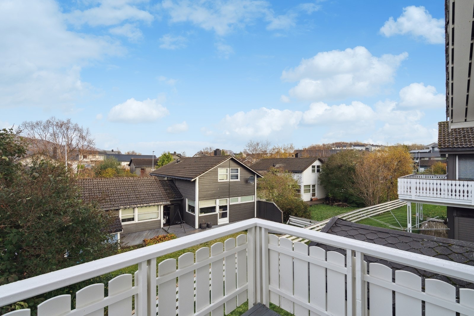 Fra stuen er det videre utgang til terrasse med plass for utemøblement. Galleribilde