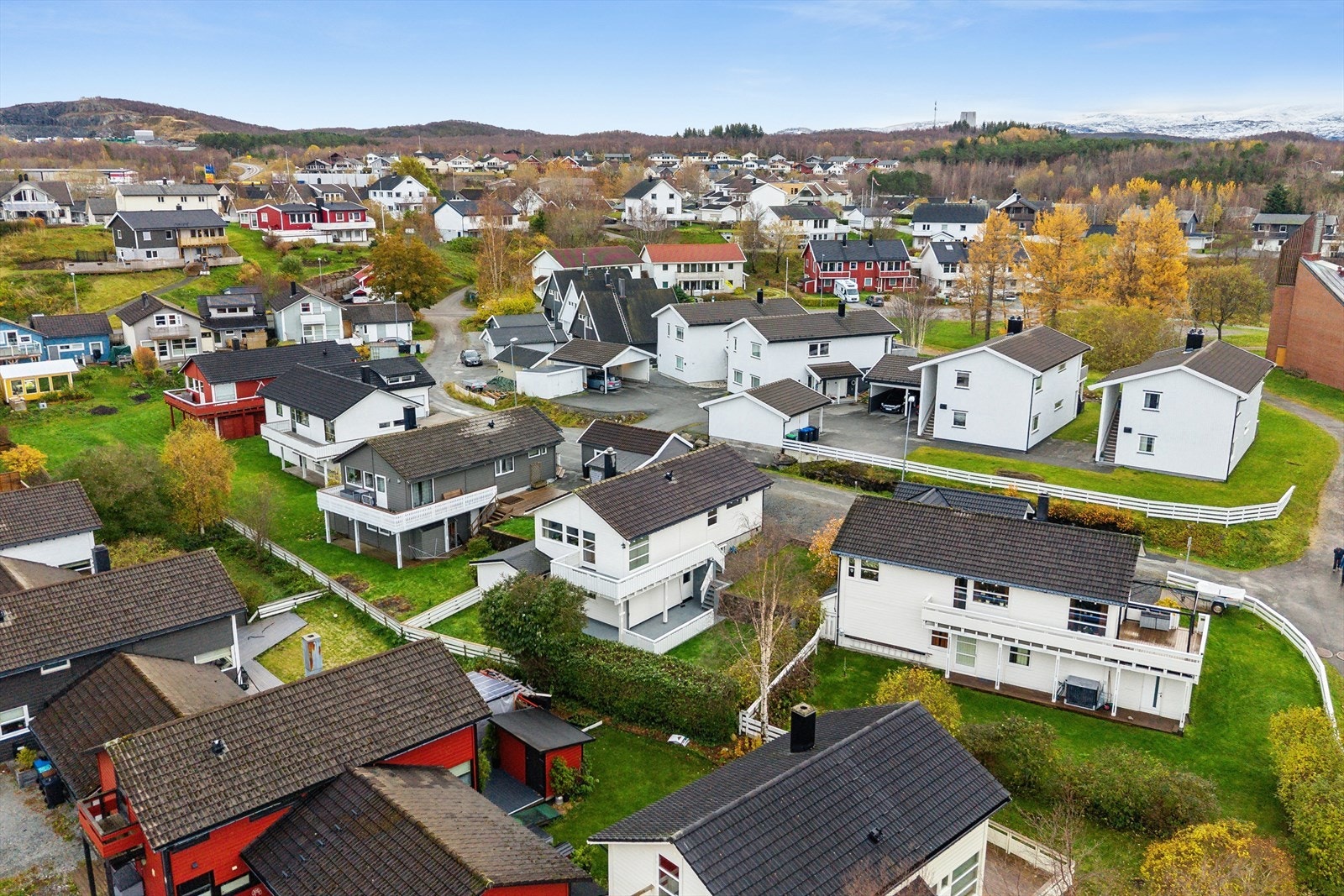 Det er kort vei til skole, barnehage og dagligvare. Galleribilde