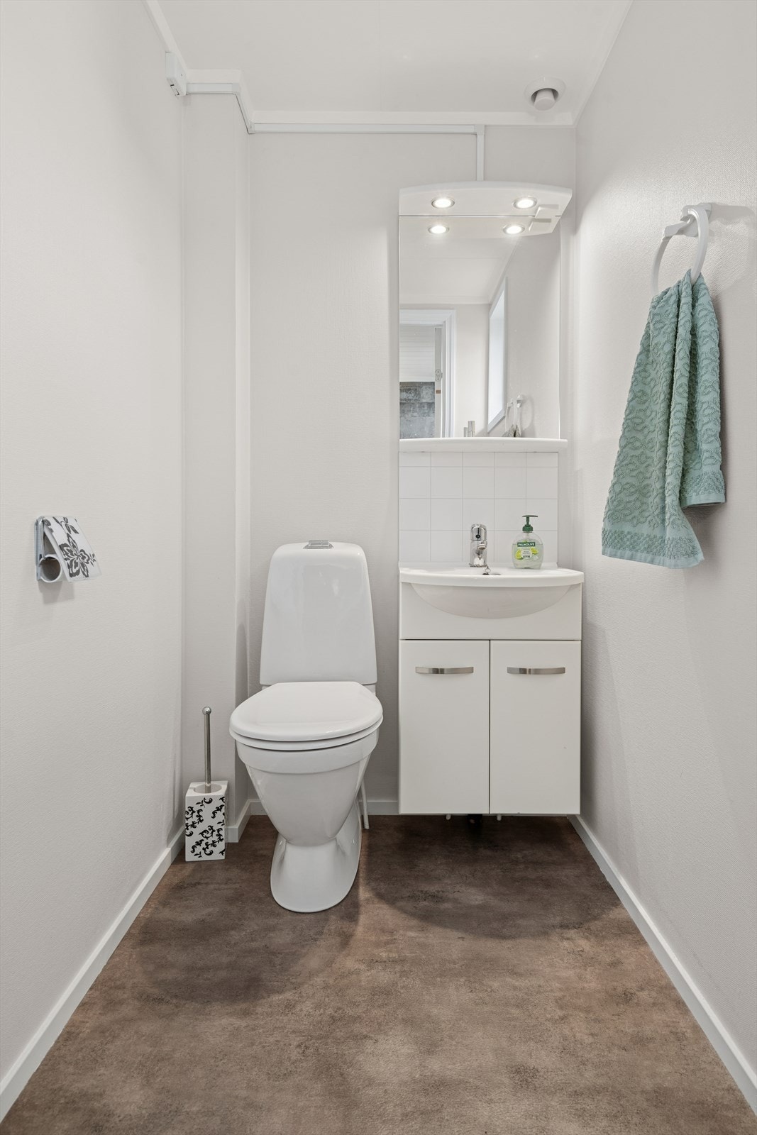 Separat wc-rom med adkomst fra entré. Gulvstående toalett og lys baderomsinnredning. Galleribilde