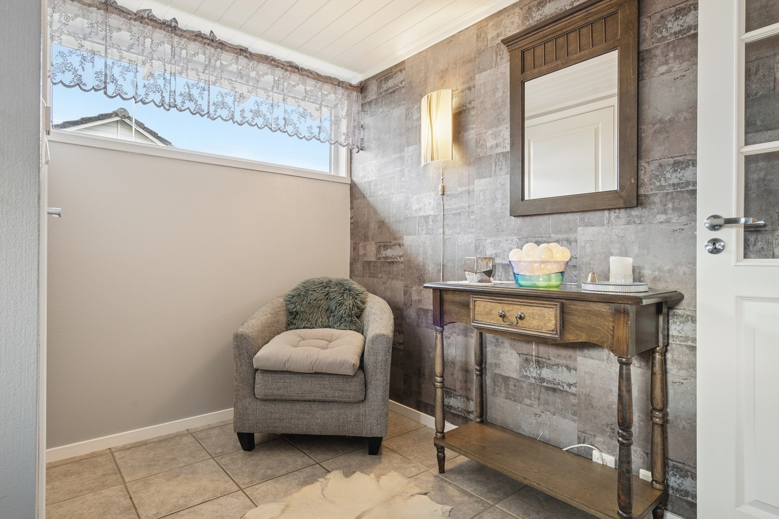 Hyggelig entré med plass for enkle garderobe- og opphengsløsninger. Galleribilde