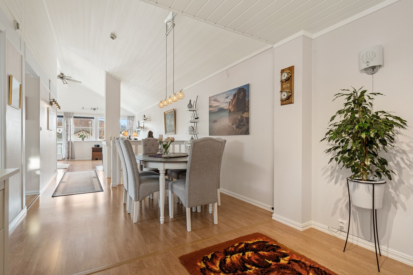 Spisegruppen tar plass i egen sone og inviterer til sosiale og hyggelige måltider. Galleribilde