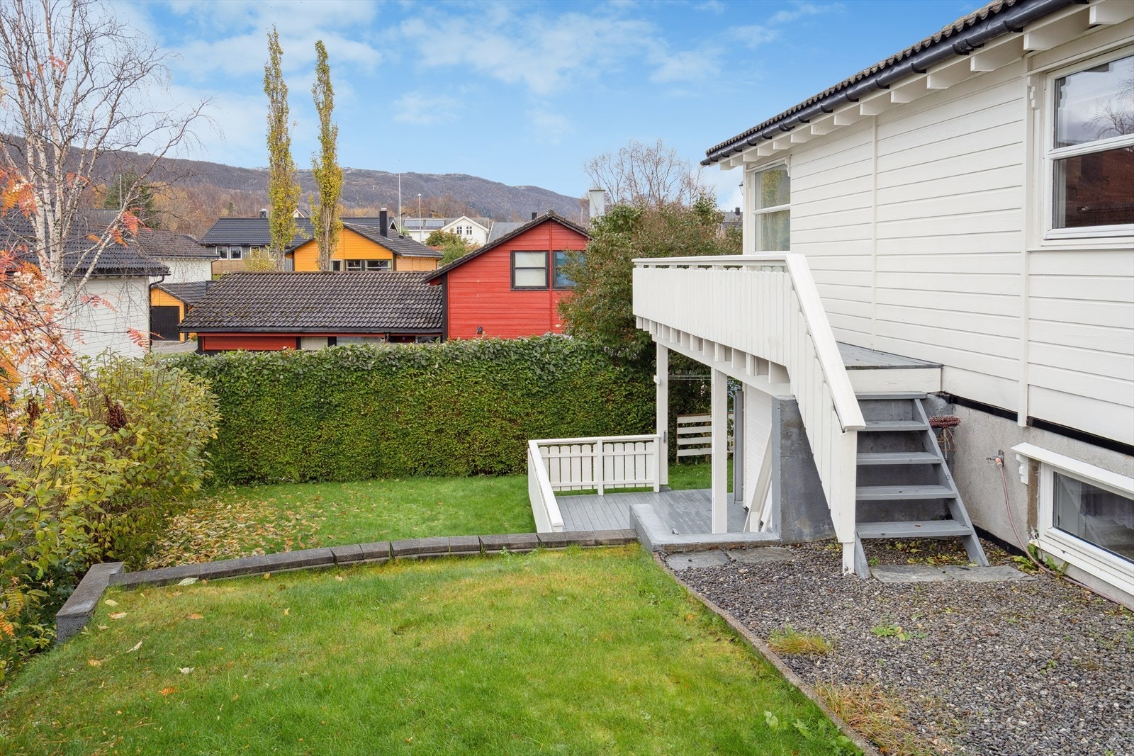 Flott hage med plass for trampoline for de minste i familien. Galleribilde