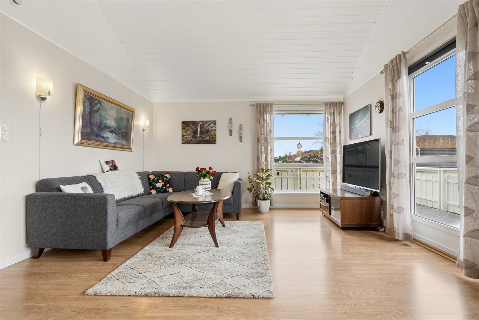 Sofakroken finner fort sin naturlige plass i rommet, og tv-en kan med fordel plasseres mot/på vegg. Galleribilde