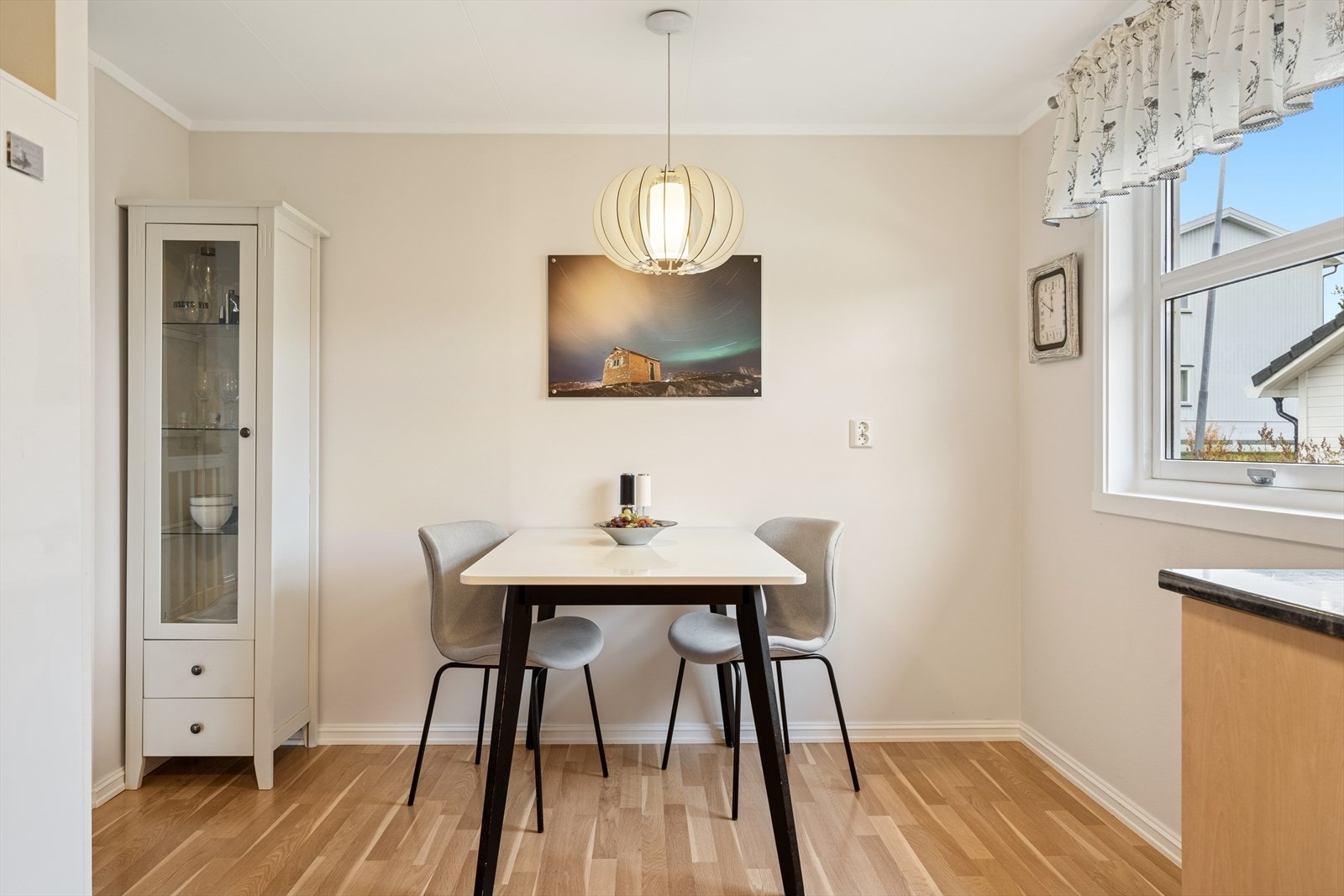 Det er også anledning for å ha et spisebord i kjøkkensonen. Galleribilde