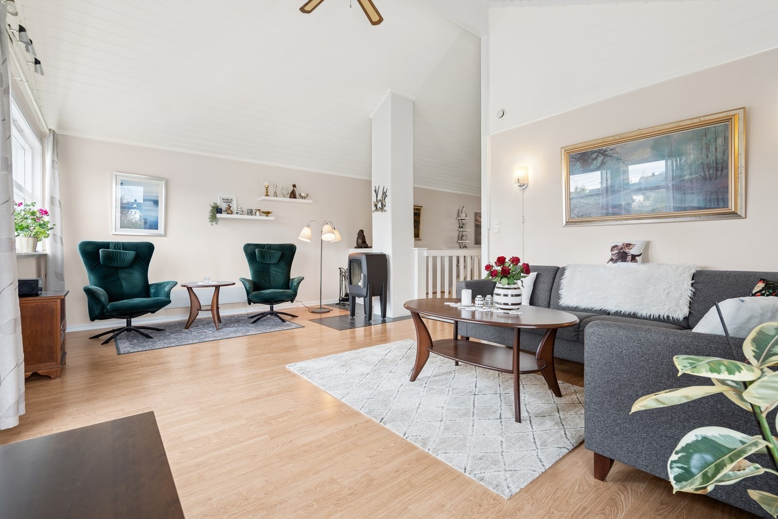 Generøs takhøyde gir en luftig romfølelse og atmosfære. Galleribilde