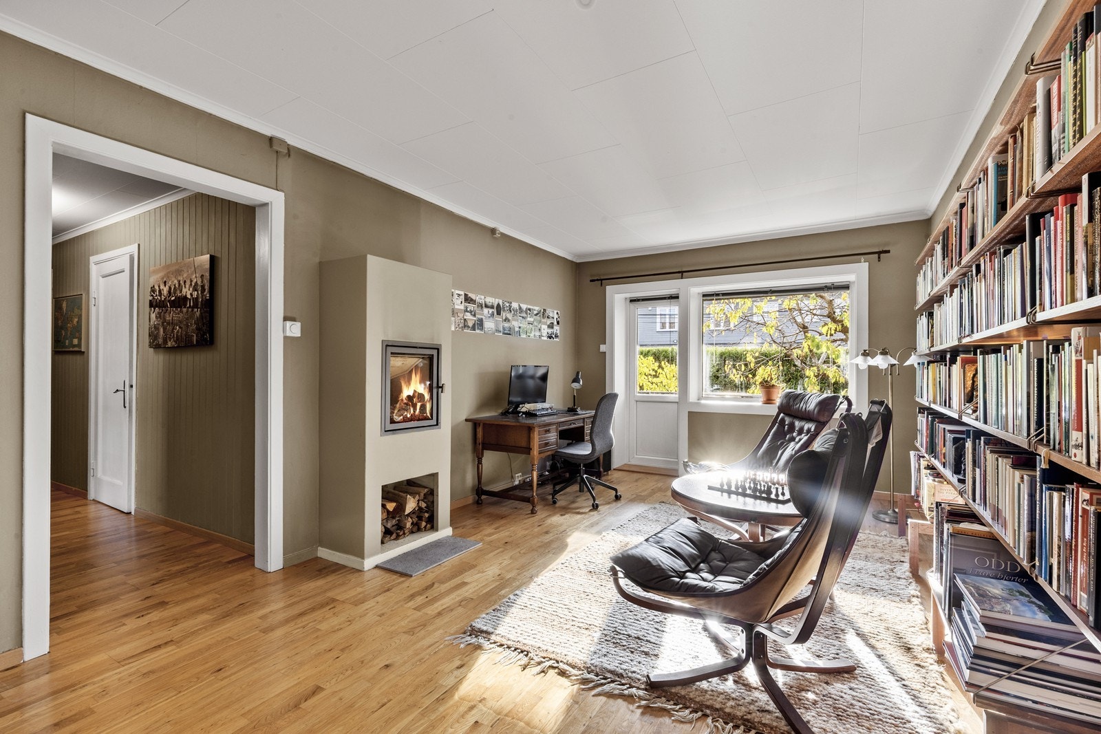 Leiligheten har en romslig stue med gode god plass til både sofagruppe og spisestue Galleribilde