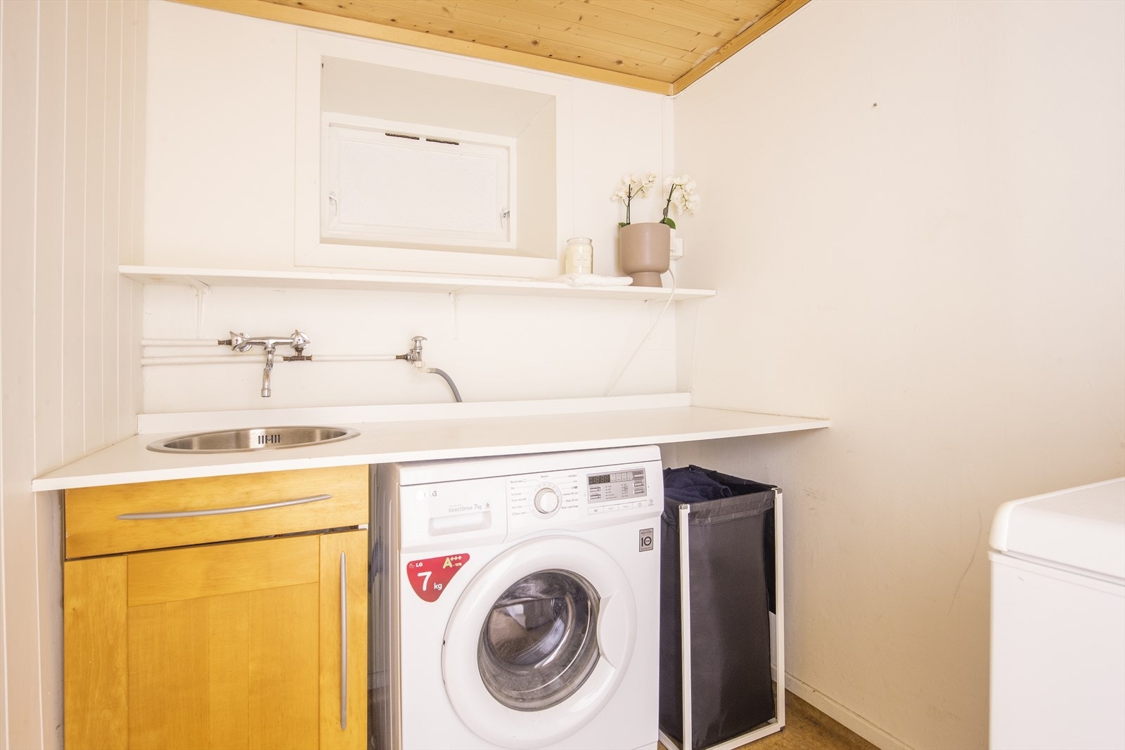 Bod i kjeller innredet som vaskerom til leiligheten. Galleribilde