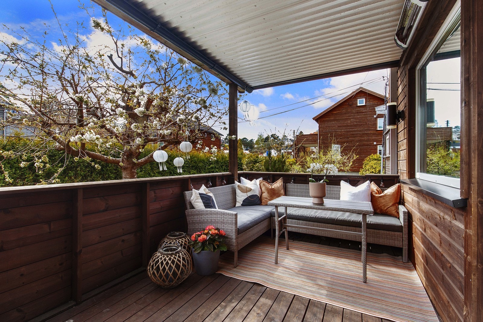 Uteplassen er sørvendt og byr på mange soltimer Galleribilde