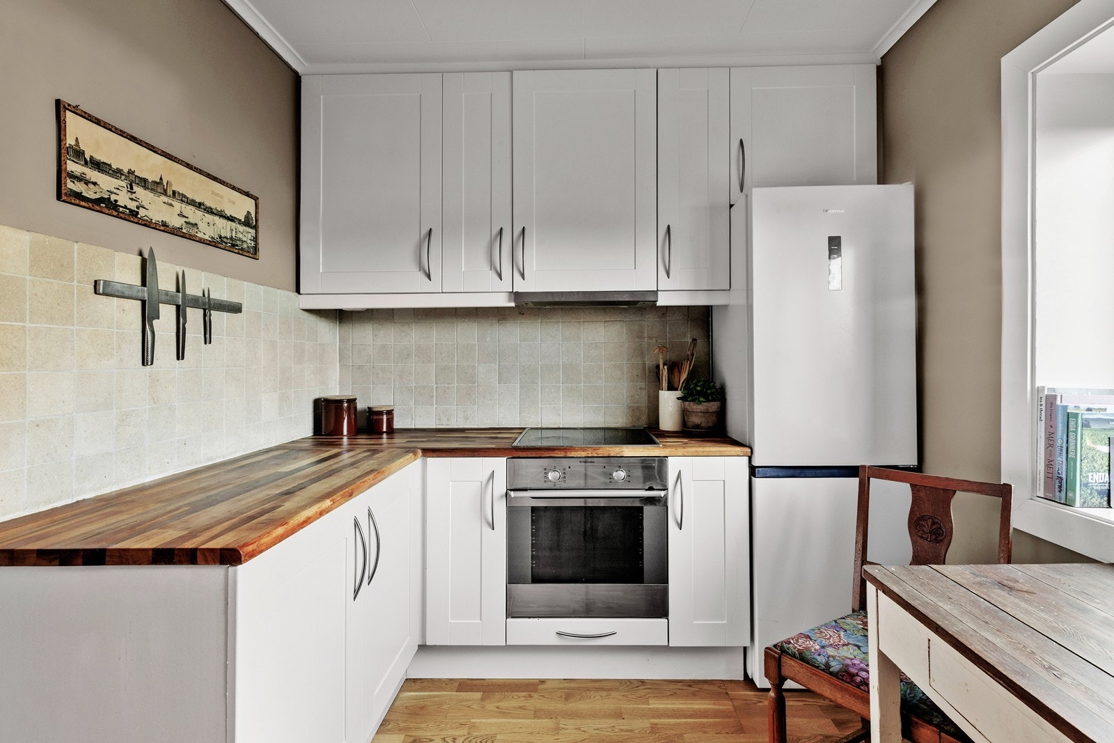 Pent kjøkken med masse skap- og benkeplass Galleribilde