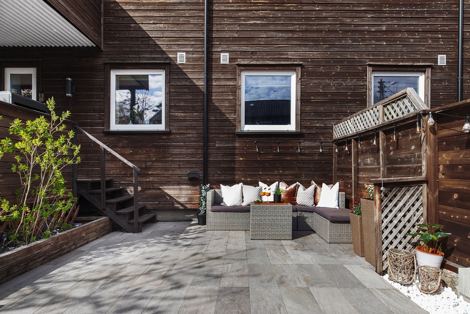 Lekkert uteområde. Her er det solrikt og svært usjenert Galleribilde