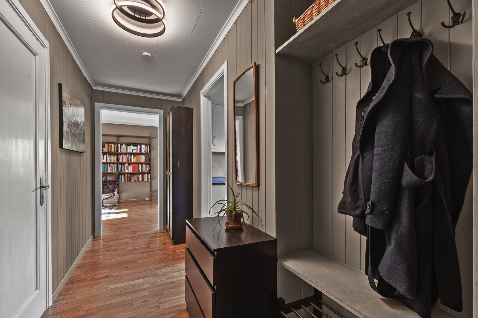 Romslig entré med plassbygd garderobenisjé Galleribilde