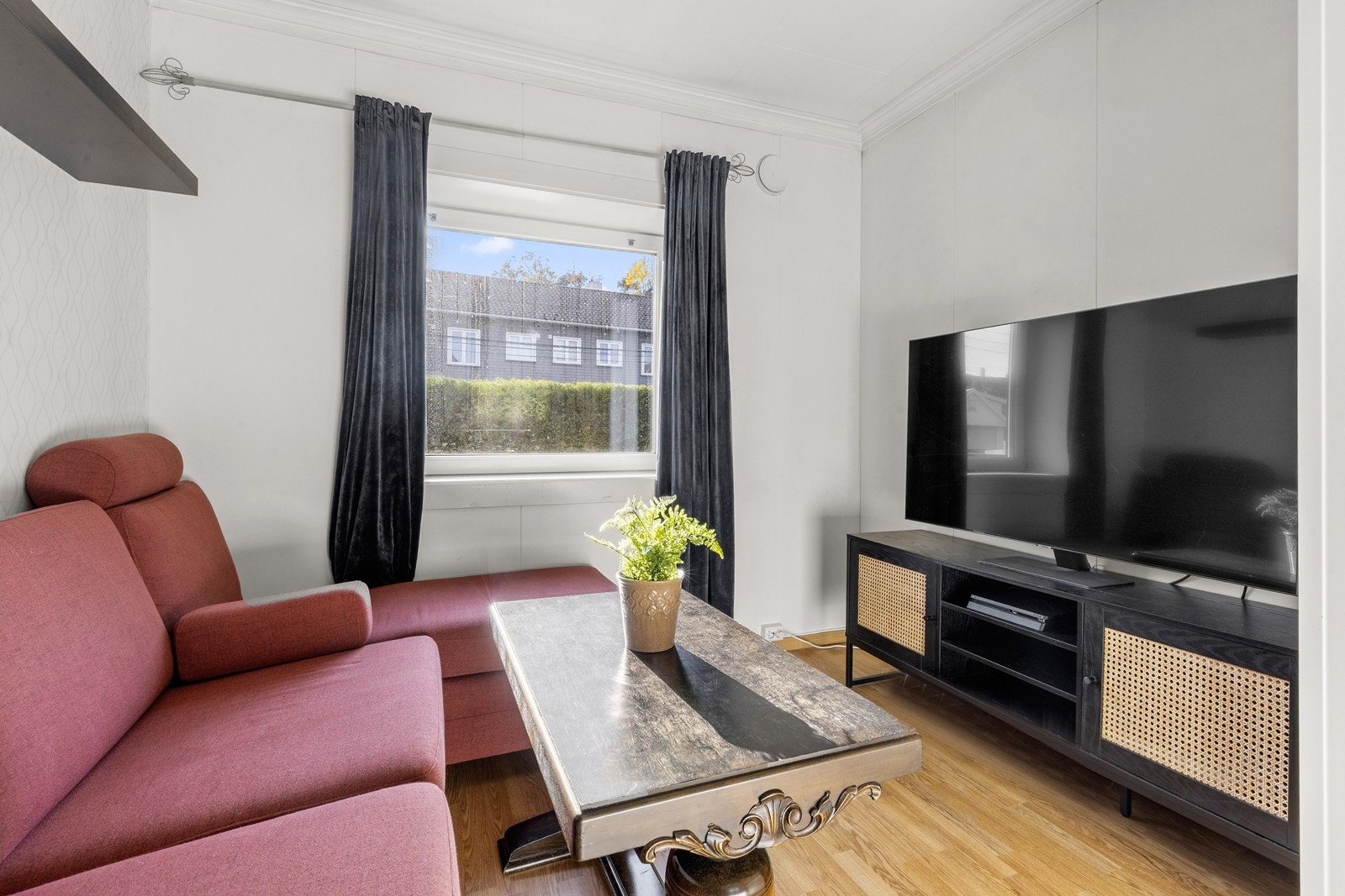 Soverom 2. Også dette av god størrelse med plass til soveromsmøblement Galleribilde