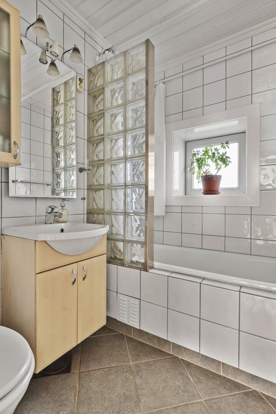 Badet er kledd med tidløse fliser og har varmekabler i gulv Galleribilde