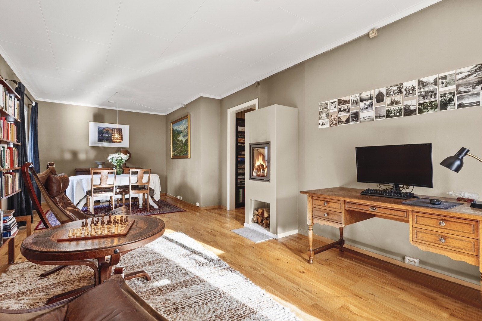 Flott og effektiv peisovn sentralt plassert i midten av stuen Galleribilde