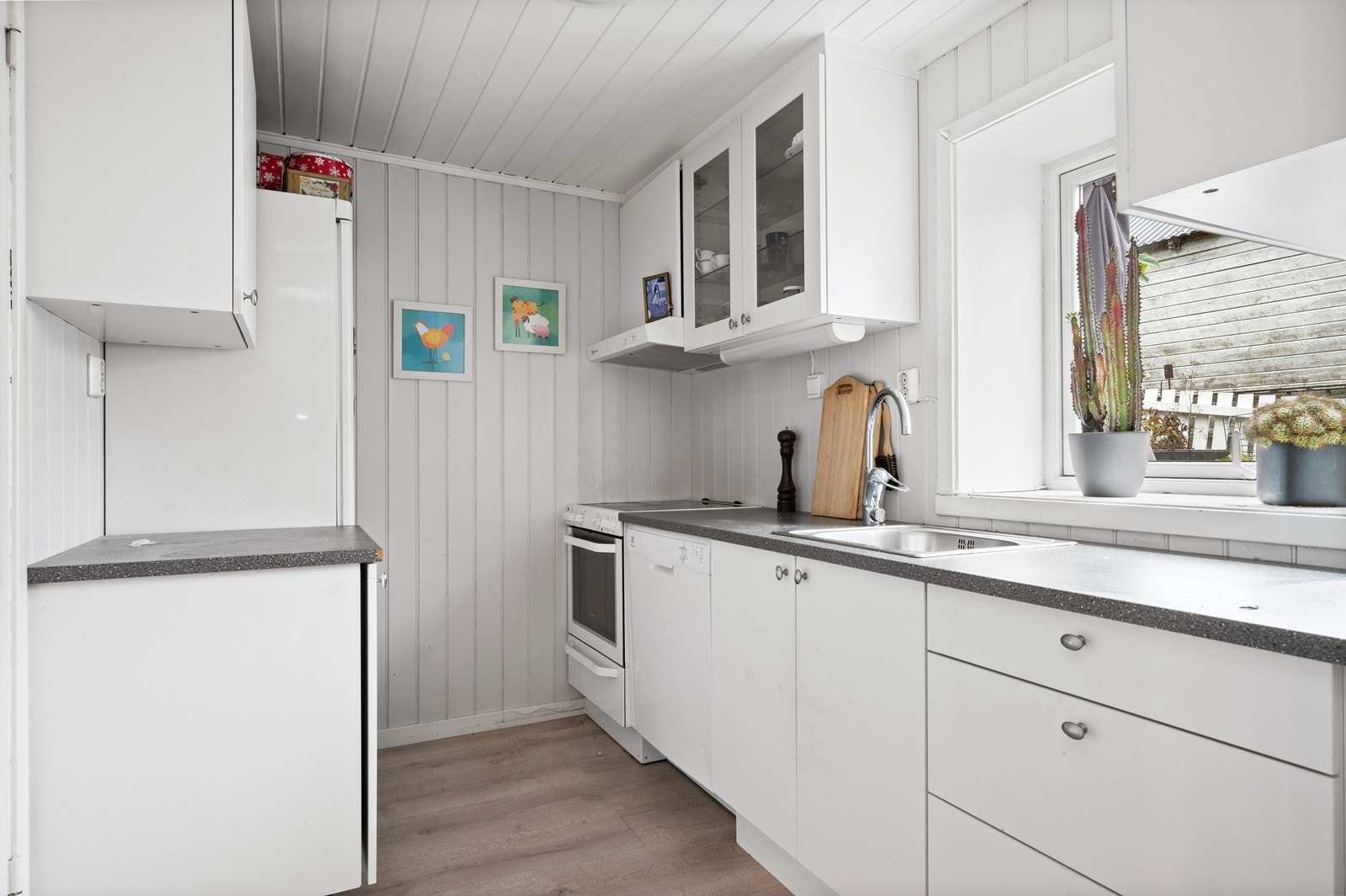 Antatt kjøkken i underetasjen fra 1990 tallet med laminat fronter Galleribilde