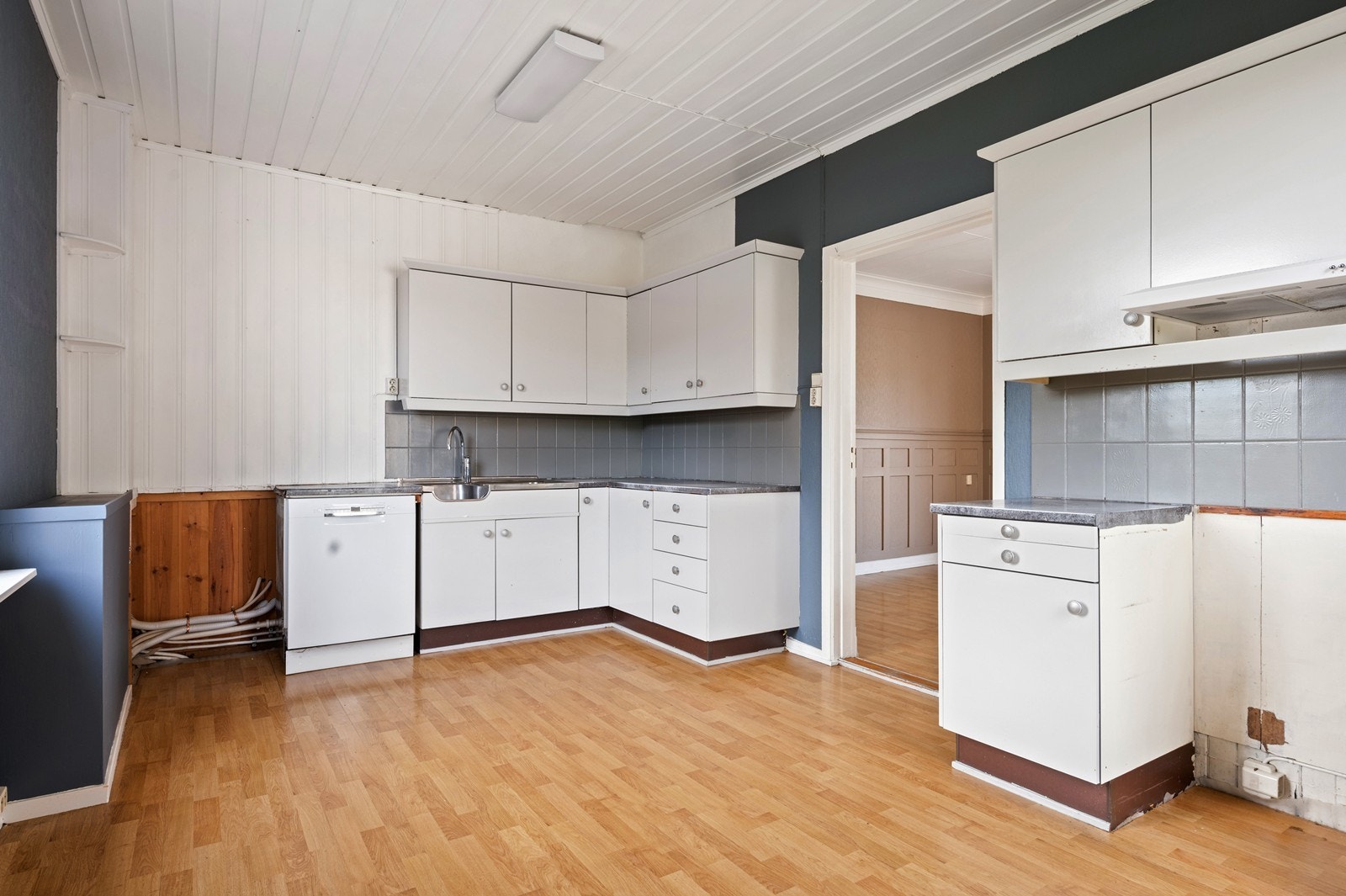 Eldre kjøkken i 1. etasje der deler er fornyet samt opplegg for oppvaskmaskin Galleribilde