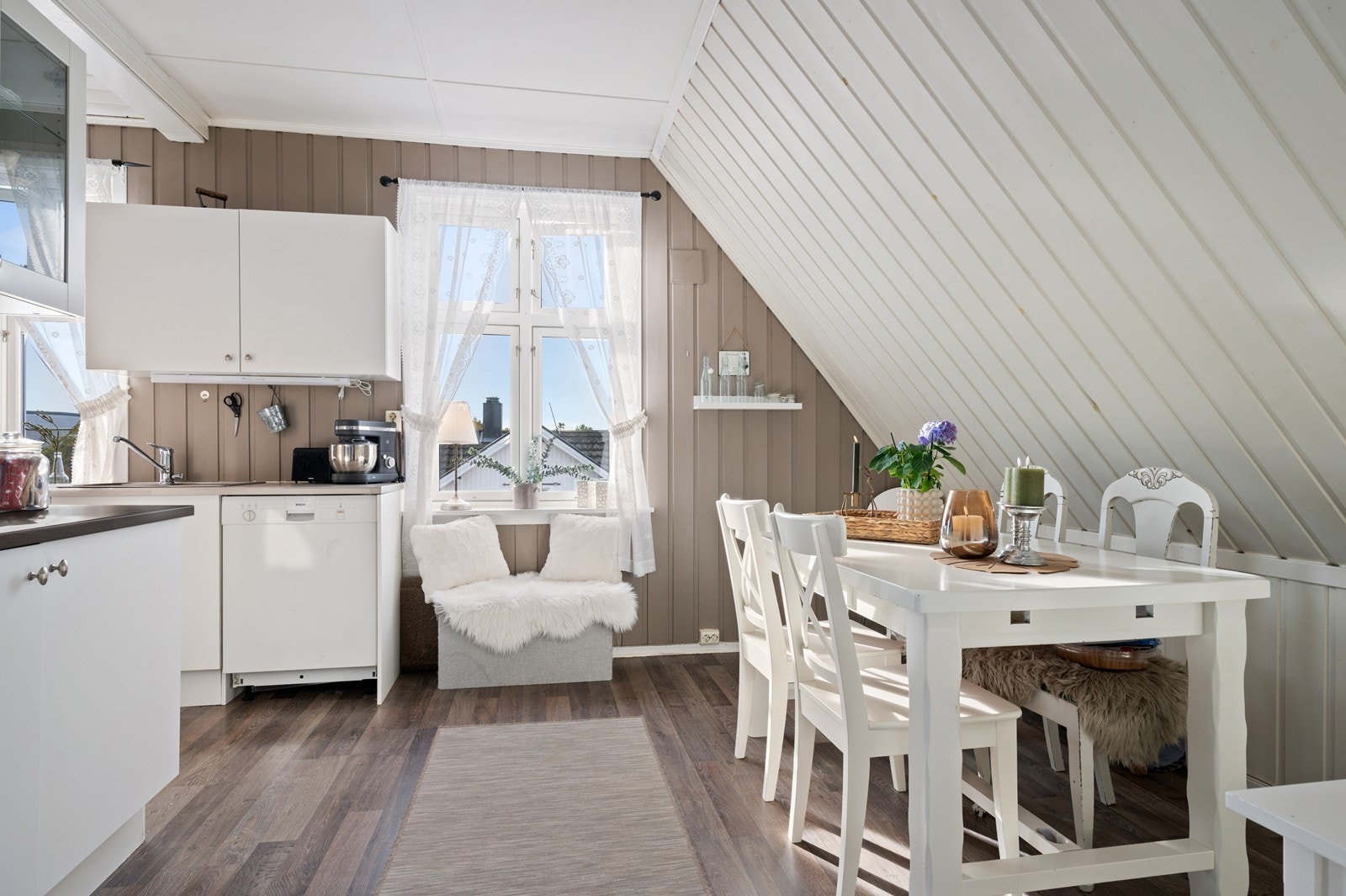 Sett inn et uttrekkbart spisebord så utnyttes arealet best mulig Galleribilde